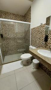 伊塔库鲁Itacuruçá Inn的浴室配有卫生间、淋浴和盥洗盆。