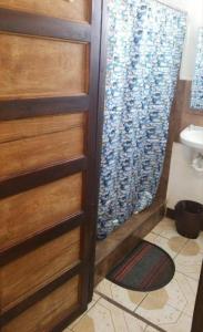 圣伊格纳西奥Maxroomz的浴室内带浴帘的木门