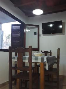 圣罗莎卡拉穆奇塔县POSADA LAS MARGARITAS的一间带桌椅和镜子的用餐室
