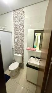 彼得罗利纳Linda Casa com piscina e totalmente climatizada Airbn b的一间带卫生间、水槽和镜子的浴室