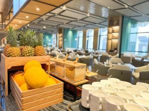 邯郸邯郸丛台温德姆酒店的一间摆放着桌椅的房间,展示着水果