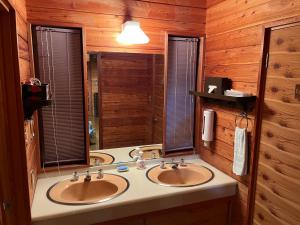 嬬恋村木香苑的浴室设有2个水槽和镜子