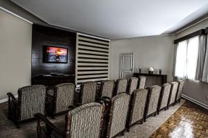 阿瓜斯迪林多亚Grande Hotel Glória的电视房里的一排椅子