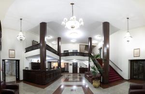阿瓜斯迪林多亚Grande Hotel Glória的大堂设有楼梯和吊灯