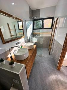 苏梅岛VILLA CLARISSE - SEAVIEW - 4 Bedrooms的一间带两个水槽和玻璃淋浴间的浴室