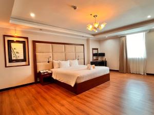 岘港Muong Thanh Luxury Song Han Hotel的一间卧室,卧室内配有一张大床