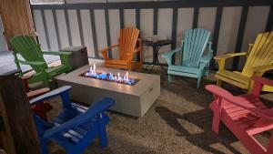 格伦伍德温泉Adventure Inn - Glenwood Springs的坐在火坑周围的一群五颜六色的椅子