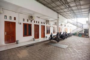 贝克西RedDoorz Syariah near Jatisampurna Hospital的停在大楼里的一群摩托车
