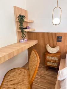 库德岛达拉民宿的两把椅子放在一个有架子和一张桌子的房间