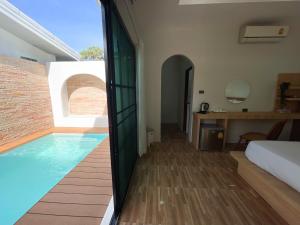 库德岛达拉民宿的一间卧室设有游泳池、一张床和一张书桌