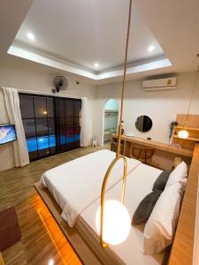 库德岛达拉民宿的一间卧室配有一张大床和一张书桌