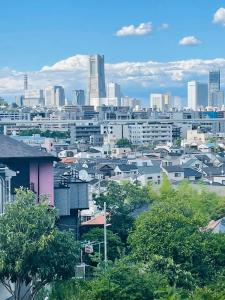 横滨横浜 JS HOUSE Yokohama - ペット犬可的享有拥有建筑和树木的城市美景