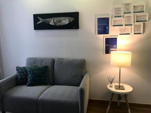 波瓦-迪瓦尔津Povoa do Mar的客厅配有蓝色的沙发和灯具