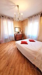 维罗纳Luxury Verona Apartment City Centre的一间卧室配有一张大床和一个吊灯。