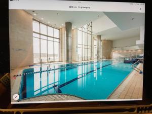 荷兹利亚Luxury apartment on the beach的大楼内一个蓝色的大型游泳池