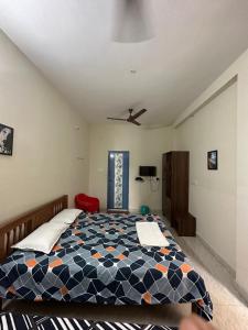 马杜赖Jothi Residency的一间卧室配有一张床和吊扇