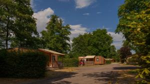 维泰勒Camping Vittel的土路上的一组小木屋
