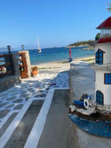 阿莫利亚尼岛IRENE traditional apartments的享有海滩、建筑和大海的景色
