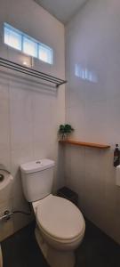外南梦Betah Homestay Banyuwangi的一间带白色卫生间的浴室和窗户。