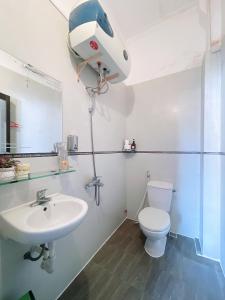 顺化Amy Hostel Hue的浴室配有白色卫生间和盥洗盆。