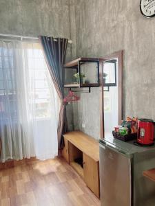 顺化Amy Hostel Hue的厨房配有柜台、窗户和桌子