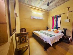 斋沙默尔Hotel Fotiya jaisalmer的一间带床的卧室,位于带窗户的房间内