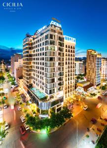 岘港Cicilia Hotels & Spa Danang Powered by ASTON的城市高楼高楼高楼景