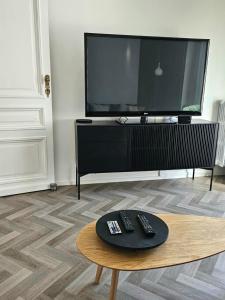 那慕尔Appartement Fernand Namur的客厅配有电视和遥控器。