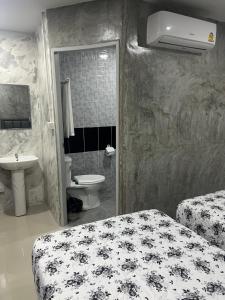 坤敬คาเฟ่ เดอ แจ่วบอง รูมแอนด์เซอร์วิส的浴室设有两张床、一个水槽和厕所