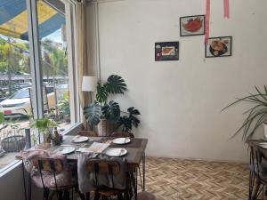 坤敬คาเฟ่ เดอ แจ่วบอง รูมแอนด์เซอร์วิส的一间带桌椅和窗户的用餐室