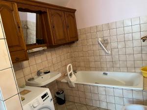 Villers-sur-PortLe Saint André的带浴缸和盥洗盆的浴室