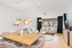 不莱梅Modern Oak-Apartment für bis zu 6 Personen的客厅配有桌子和沙发