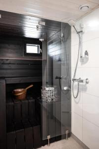 耶姆赛Himoskuutio 3的浴室设有玻璃淋浴间和黑色的墙壁