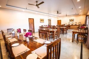 萨瓦伊马多普尔RajBagh by Aaryam的用餐室配有木桌和椅子
