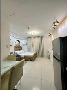 曼达维市Bamboo Bay with Wifi & Pool Condotel的酒店客房 - 带一间卧室和一张床
