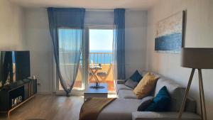 滨海罗克塔斯PALM TOWER APARTMENT的带沙发的客厅,享有海景