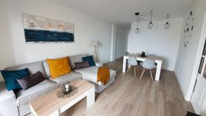 滨海罗克塔斯PALM TOWER APARTMENT的客厅配有沙发和桌子