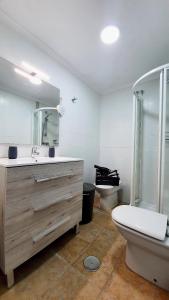 滨海罗克塔斯PALM TOWER APARTMENT的一间带水槽、卫生间和淋浴的浴室