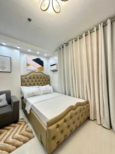 曼达维市Bamboo Bay with Wifi & Pool Condotel的一间卧室配有一张大床和一把椅子