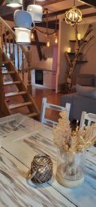 NeuanbauAltstadt-Liebe的一张桌子,上面有花瓶和干植物