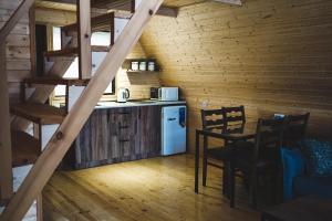 卡兹贝吉Luno Cottage的小木屋内的厨房和用餐室