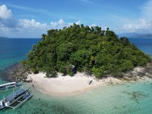 圣维森特PORT BARTON ISLAND HOPPING TOUR MjYohann Boat的海中的一个岛屿,在水中划船