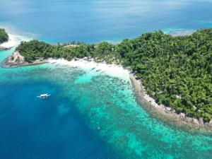 圣维森特PORT BARTON ISLAND HOPPING TOUR MjYohann Boat的海中的一个岛屿,在水中划船