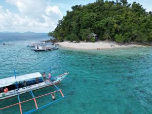 圣维森特PORT BARTON ISLAND HOPPING TOUR MjYohann Boat的海滩旁的两艘船