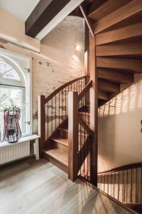 霍林赫姆Le Bon'Apart Suites的窗户房间内的木制螺旋楼梯