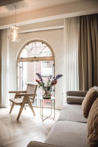 霍林赫姆Le Bon'Apart Suites的客厅配有沙发和桌子