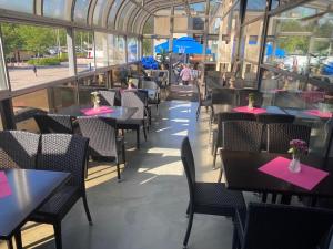 万塔迪古里拉酒店的餐厅配有桌椅和粉色餐巾