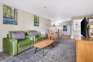 科克勒姆Thurnham Hall Resort的客厅配有绿色沙发和桌子