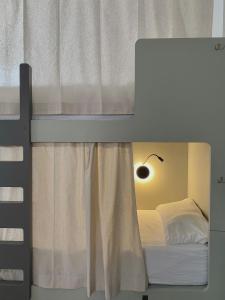 塞维利亚拉班达亚屋顶青年旅舍的一间卧室配有一张双层床和窗户