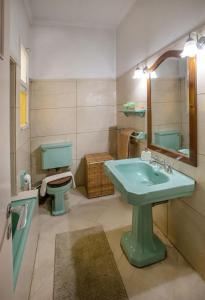 雅典Vintage apartment KOLONAKI的一间带绿色水槽和卫生间的浴室